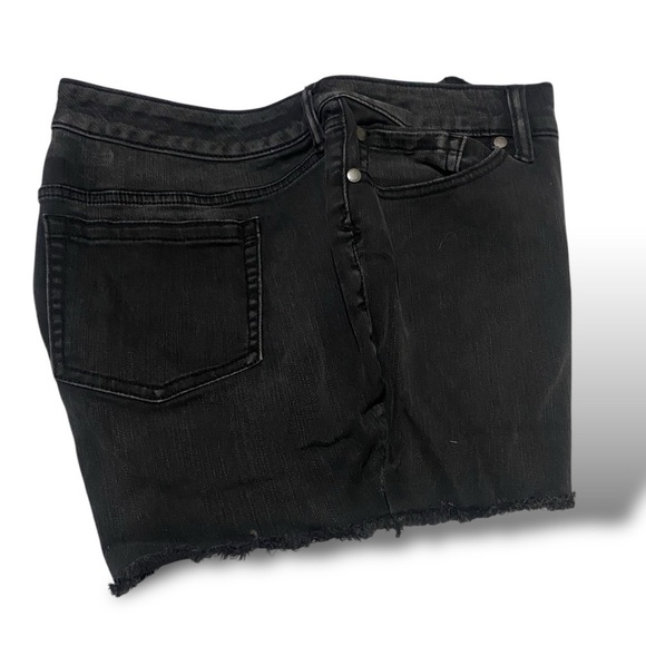 Torrid Cut Off Denim Stretch Short Black Button Zip Closure Size 18 Gothi… - Picture 3 of 10